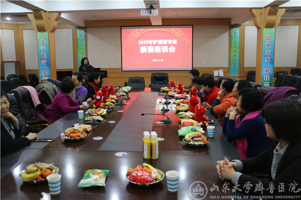 护理部新年慰问护理老专家