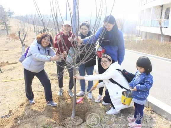 静脉用药调配中心开展“春天的行动 植树迎春”活动