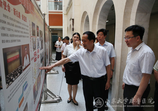 “光辉的历程”——中国共产党历次代表大会图片展走进医院