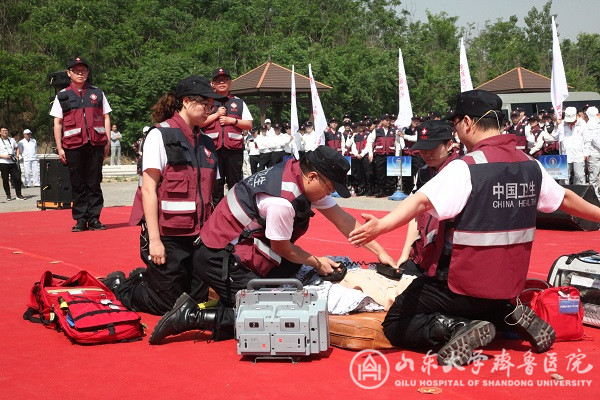 我院参加山东省省级卫生应急队伍授旗仪式暨装备展示演练活动