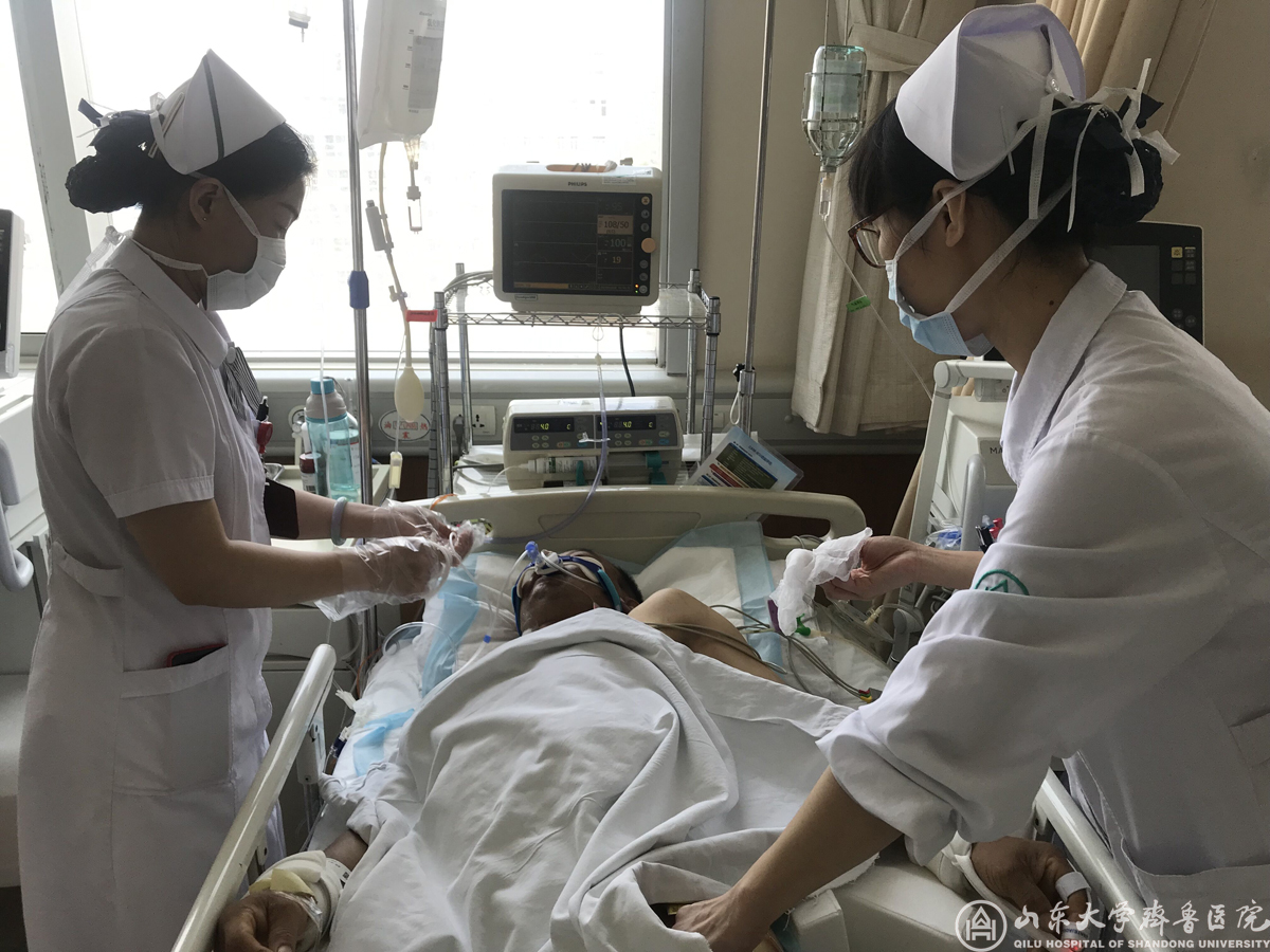 医院急诊团队6小时手术挽回钢筋贯穿伤患者生命
