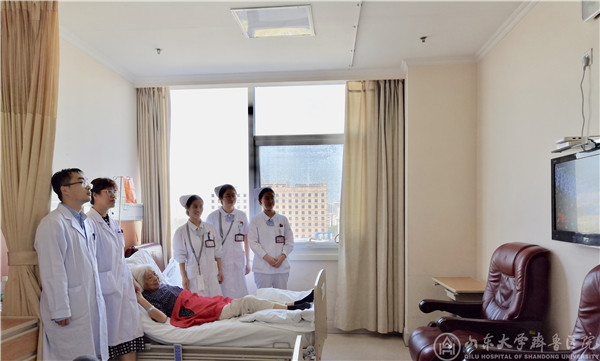 齐鲁医院组织收看阅兵式 共庆新中国成立70周年