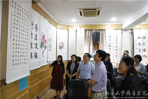 医院举办庆祝中华人民共和国成立70周年书法绘画摄影作品展
