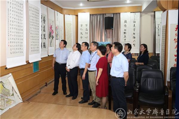 医院举办庆祝中华人民共和国成立70周年书法绘画摄影作品展