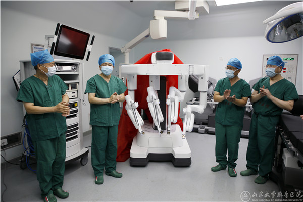 齐鲁医院举行达芬奇第四代Xi手术机器人开机仪式