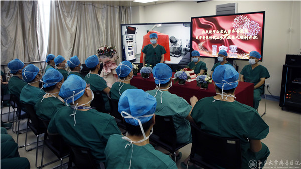 齐鲁医院举行达芬奇第四代Xi手术机器人开机仪式