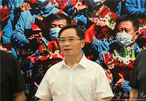苏华出席山东省美术馆抗疫摄影展巨幅照片捐赠仪式